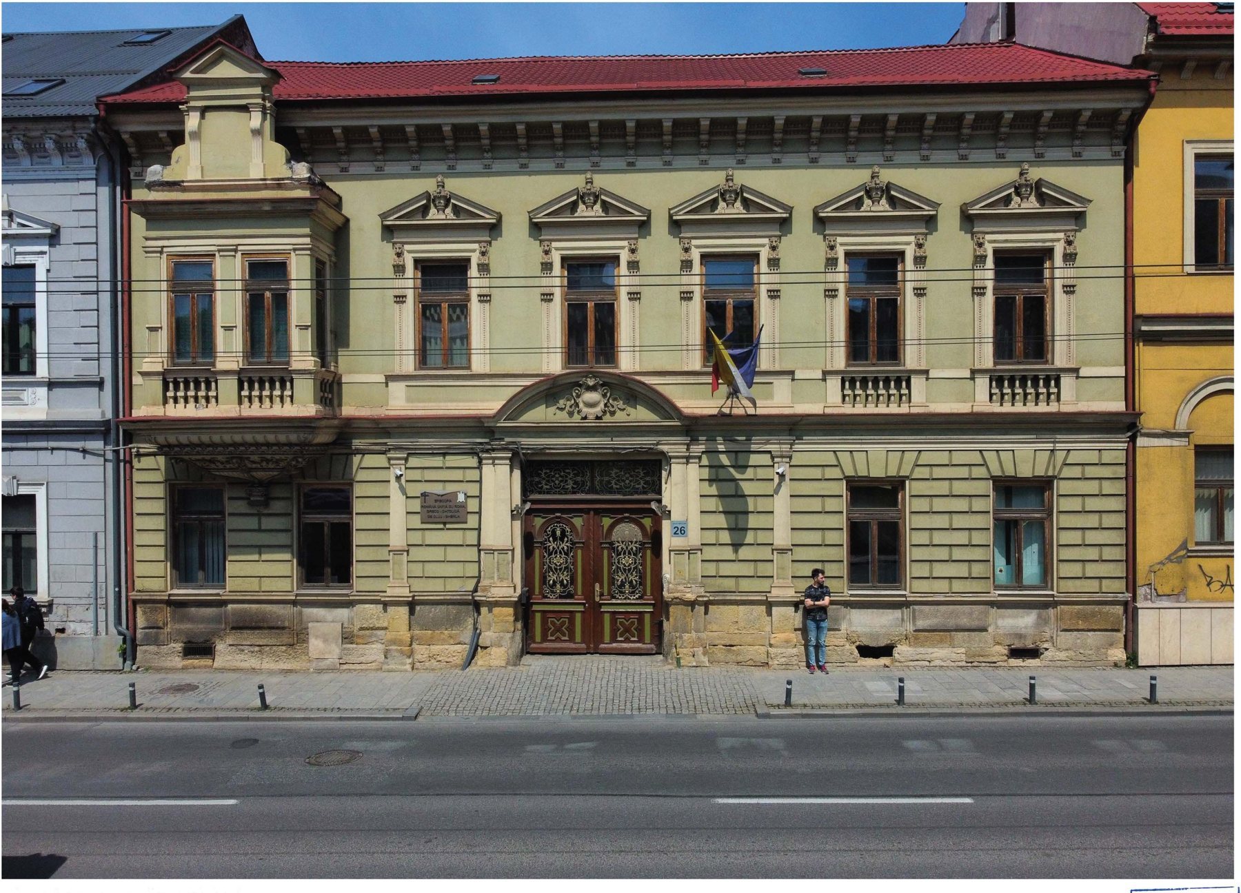 Fotografia fațadei existente, cu tencuiala verde