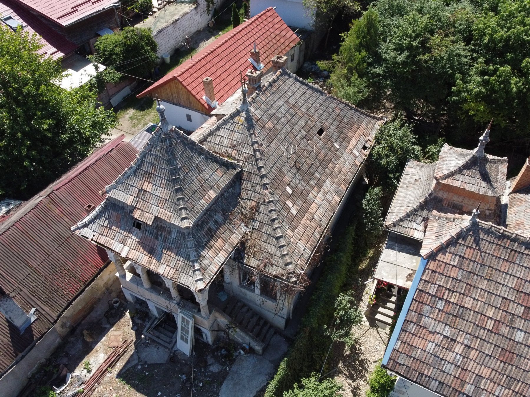 Acoperișul complex cu foișorul și coamele ornamentale